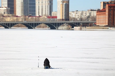 Уральцы ловят рыбу на опасном льду
