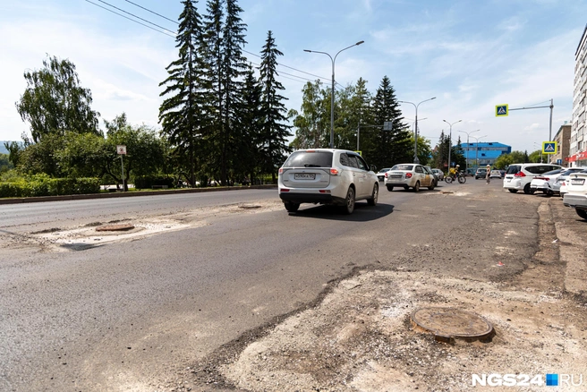 Вот так выглядит проезжая часть, недавно открытая после ремонта в Красноярске | Источник: Мария Ленц / NGS24.RU
