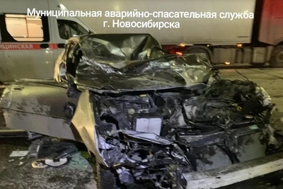 Subaru смят под фурой на Петухова в Новосибирске