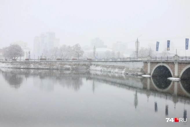 В заснеженном и относительно безлюдном городе появляется что-то мистическое | Источник: Наталья Лапцевич