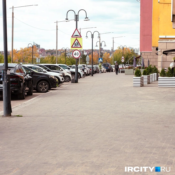 Тротуар возле ресторанчиков и баров выглядит неплохо | Источник: Даниил Конин / «ИрСити»
