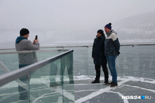 Красноярцы фотографируются не только на фоне плотины, но и на фоне гор | Источник: Артем Ленц / NGS24.RU