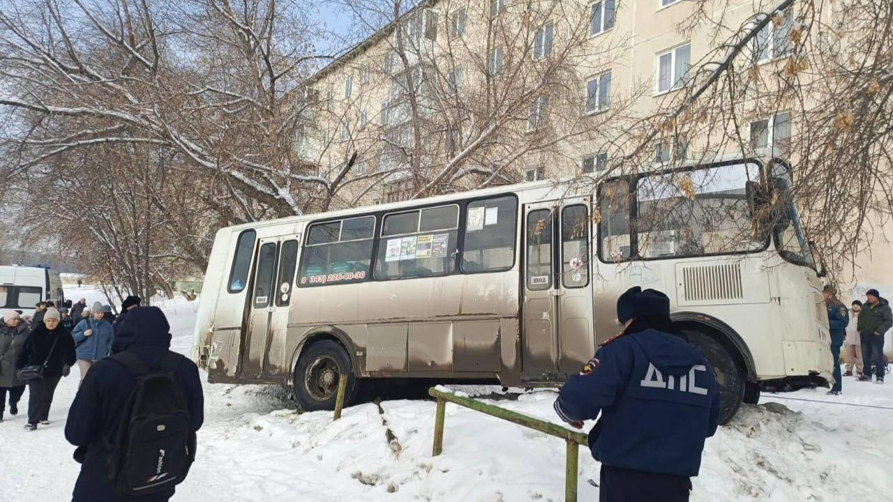 На Урале автобус сбил двух пешеходов. Один человек погиб