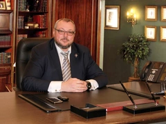 Измученный ревностью банкир убил жену, дочь и свел счеты с жизнью, когда узнал, что супруга забеременела от водителя