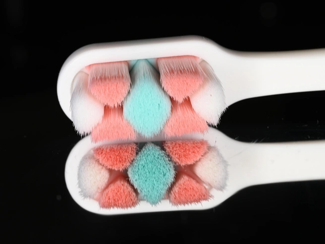 Детям стоматологи рекомендуют применять флоссеры с момента появления плотных контактов жевательных зубов, особенно четвертых и пятых молочных. | Источник: Татьяна Августова