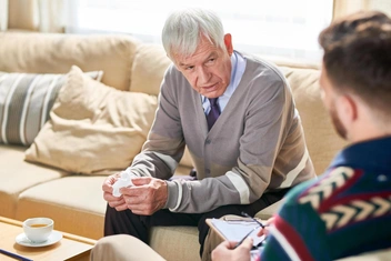 Мужчина пошел на психотерапию в 68 лет: как это изменило его жизнь?