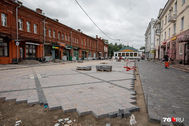 Здесь также приступили к укладке плитки  | Источник: Александр Куренной / 76.RU