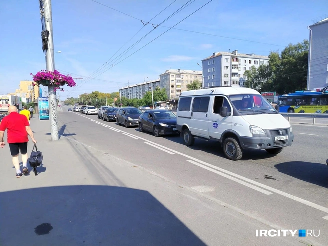 Улица Байкальская: очередь на АЗС на «Роснефть»&nbsp;— она была закрыта из-за бензовоза | Источник: Зоя Кузнецова / «ИрСити»
