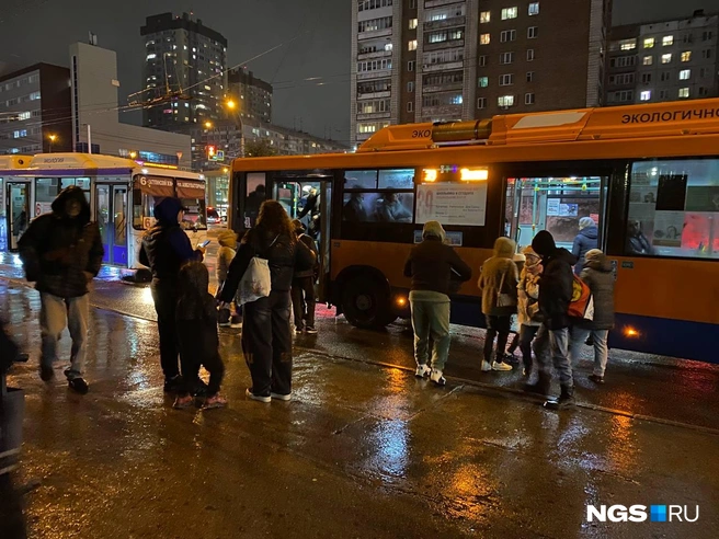 После 20:00 часов на остановке многолюдно — многие как раз добрались до пересадки на маршрут до дома с работы | Источник: Анастасия Хрипушина/NGS.RU