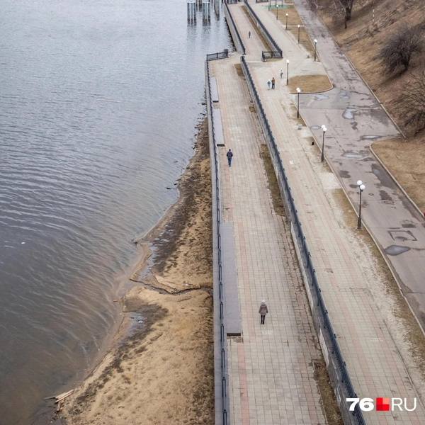 Горожане с интересом спускаются на песок | Источник: Кирилл Поверинов / 76.RU