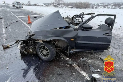 Lada Driver Survives Fatal Highway Crash in Kuzbass