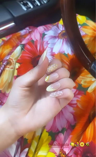 Желтый маникюр: Сидни Суини показала милый пастельный дизайн ногтей 💛