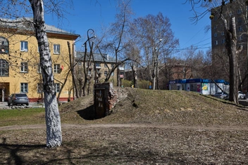 Вход в бывшее защитное сооружение, расположенное под школой и прилегающей территорией | Источник: Александр Ощепков / NGS.RU