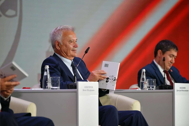 Предисловие к книге написали заместитель председателя Правительства Российской Федерации Александр Новак, президент «ЛУКОЙЛа» Вагит Алекперов и ректор РГУ нефти и газа им. И. М. Губкина Виктор Мартынов | Источник: пресс-служба «ЛУКОЙЛ-ПЕРМЬ»