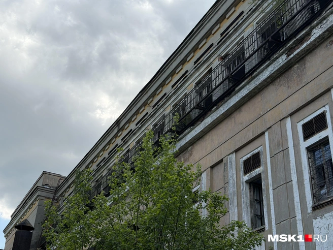 Сверху металлический мостик еще сохранился | Источник: Алина Мельникова / MSK1.RU