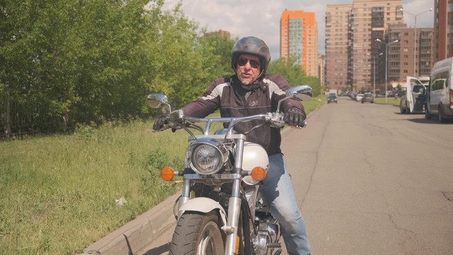 Трудно представить, что руки этого мужественного байкера создают необычную одежду для праздников и выступлений | Источник: Владимир Цой / NGS24.RU