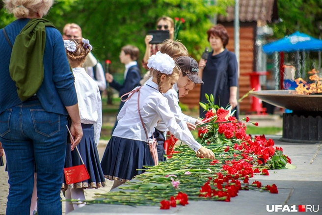 Место вокруг Вечного огня быстро заполнилось цветами