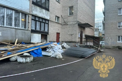 Ветер снес временную кровлю в поселке Свердлова