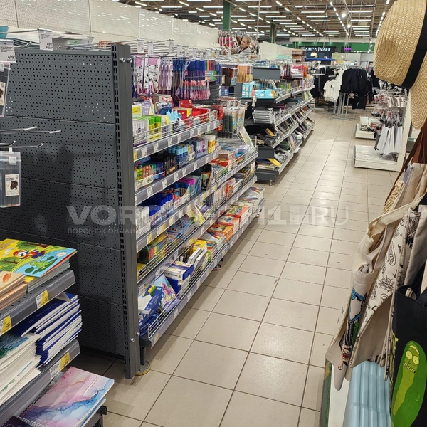 Из-за перестановок расстояние между некоторыми стеллажами стало совсем узким | Источник: Андрей Пашинский / Voronezh1.ru