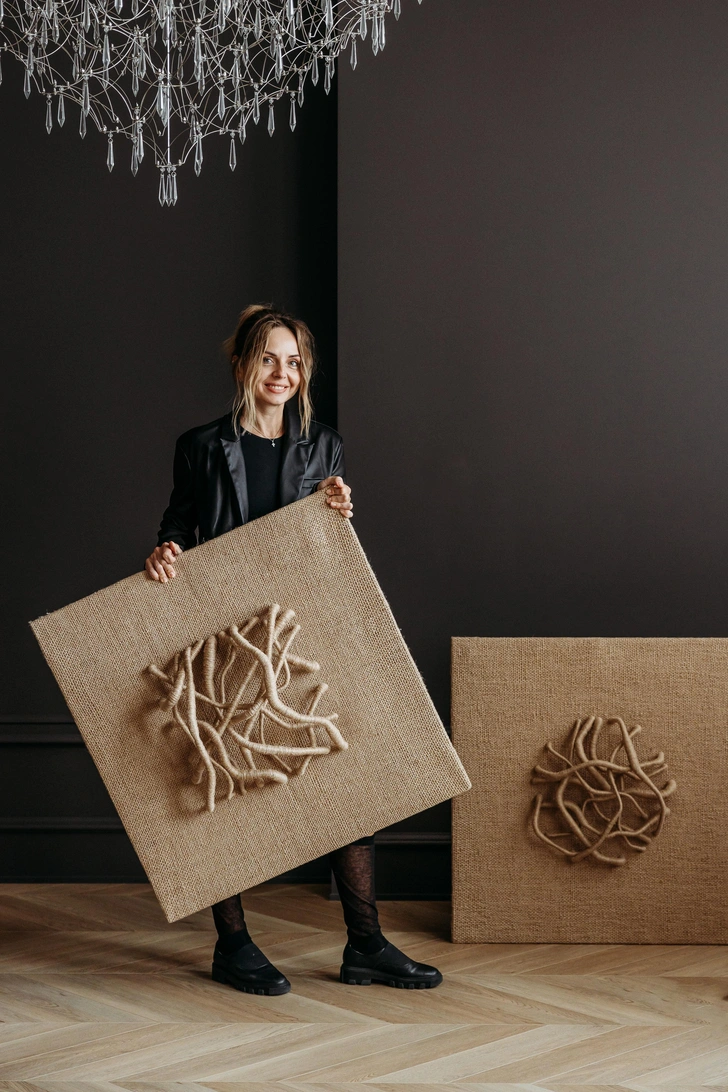 Елена Мазур и панно Roots, Helen Loom. | Источник: Helen Loom