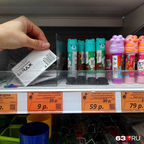 Бейдж&nbsp;— тоже полезное приобретение для первоклашек, пока учитель и они сами не запомнили, кого как зовут в классе | Источник: Анна Шорина / 63.RU