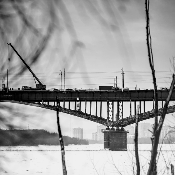 Необычный ракурс на мост | Источник:  Юра Кособородый / «Inside OWSK | ОМСК изнутрИ» / Vk.com