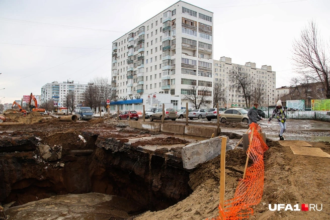 Не слишком живописный водопад появляется здесь каждый раз, когда мимо по лужам проезжают автомобили | Источник: Тимур Шарипкулов
