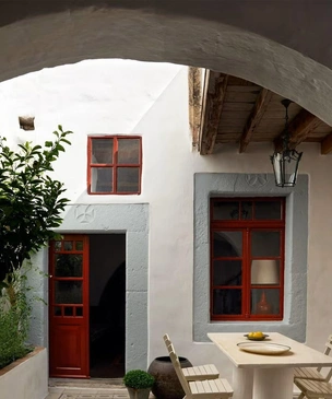 Возрождение Патмоса: дизайнер Леда Атанасопулу объединила XVII и XXI век в доме на греческом острове