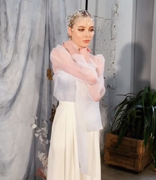 Сильная, смелая, как лебедь белая: Алена Шишкова восхитила фото в полупрозрачной блузе и жемчужной вуали