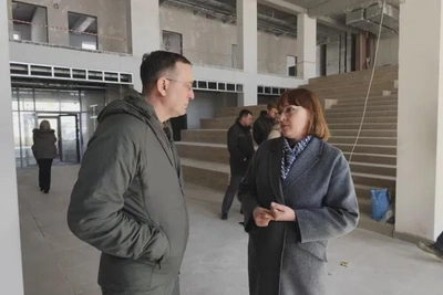 Депутат Госдумы инспектировал стройку школы в Благовещенске