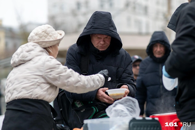 Волонтеры от церкви Пятидесятников обычно привозят горячие супы нуждающимся | Источник: Евгений Вдовин / 161.RU