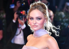 76-й Венецианский кинофестиваль: дочь Джонни Деппа вышла на красную дорожку с бойфрендом