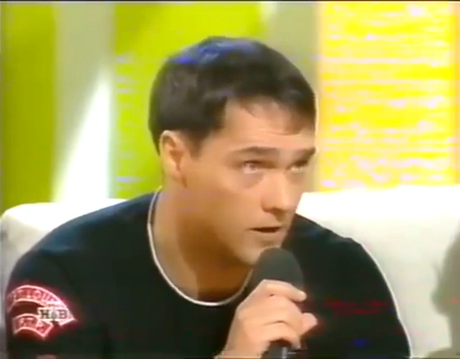В студии Шатунов рассказал про то, каково это&nbsp;— жить без любви родителей | Источник: кадр из шоу «Принцип домино» (16+), НТВ, 2002 год