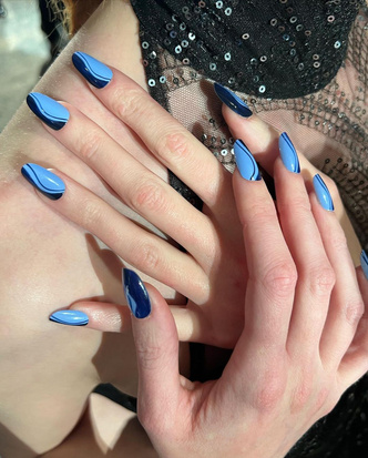 Голубой маникюр в стиле сериала «Эйфория» — лучший дизайн ногтей с Недели моды в Нью-Йорке