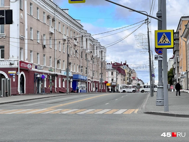 Автобусы перегораживают перекресток Гоголя-Ленина | Источник: Юлия Король /45.ru