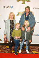 Naomi Watts, Samuel Schreiber, Alexander Schreiber and Liev Schreiber Наоми Уоттс, Лив Шрайбер, Александр и Сэмюэль, семья