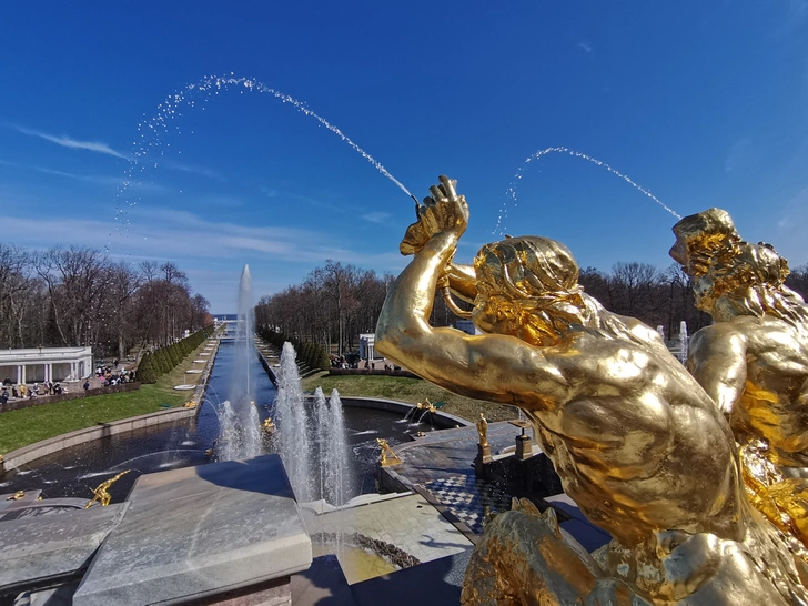 Весне — дорогу! В Петергофе открыли фонтанный сезон