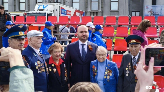 Фото с губернатором на память | Источник: Алексей Ногинский / 63.RU