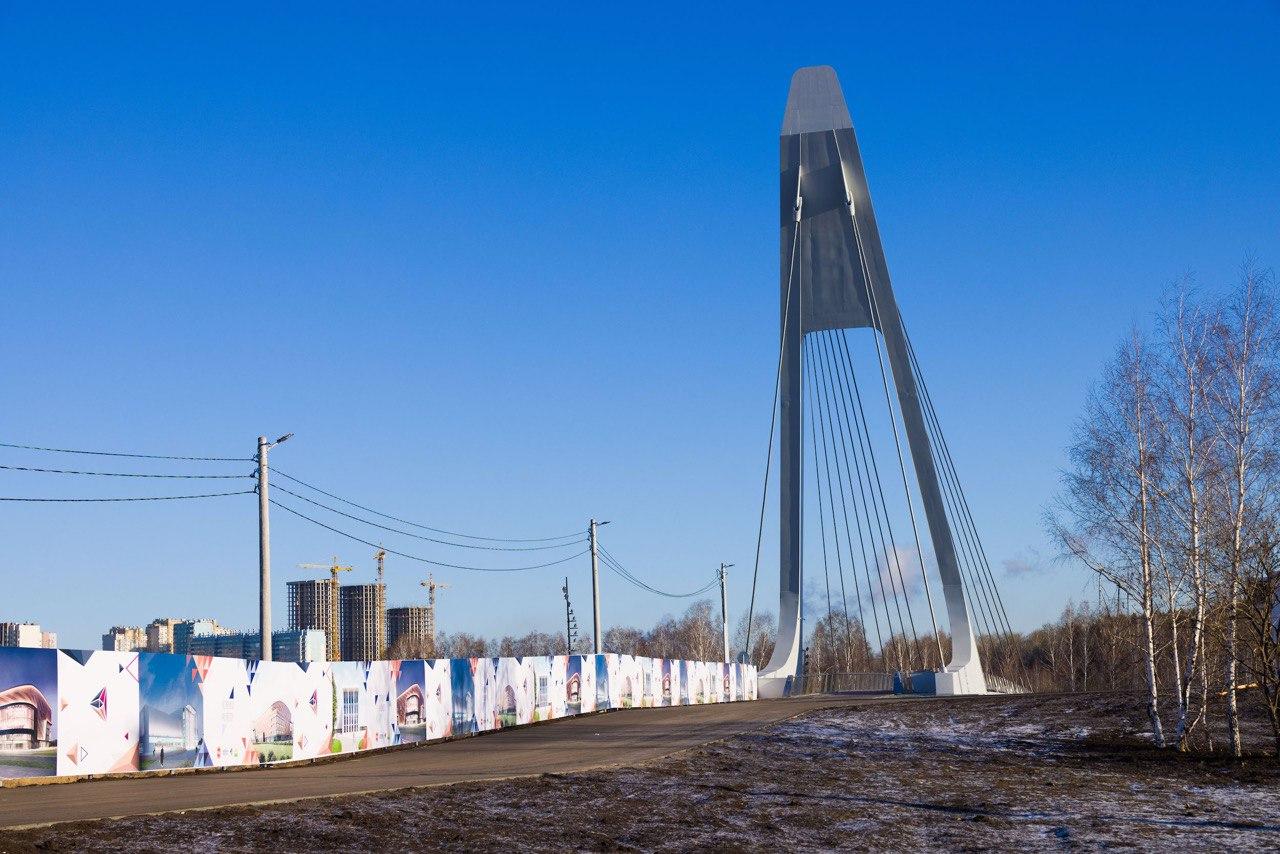 В Челябинске вандалы испоганили забор вдоль дороги к новому вантовому мосту