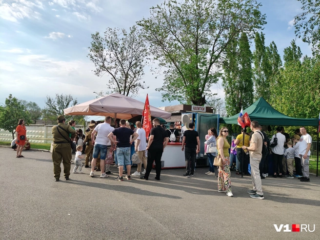 А вот и очередь за прохладительной жидкостью | Источник: Мария Умнова / V1.RU