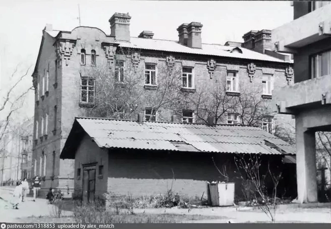 Офицерский дом в 1990-е годы. На переднем плане&nbsp;— ледник, где изначально хранили продукты. Позже постройку переделали в гараж | Источник: Pastvu.com