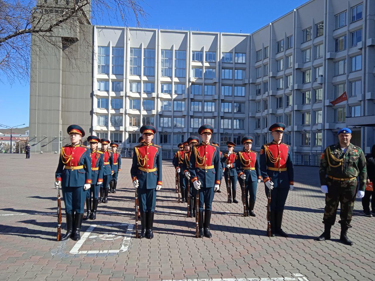 Двое подростков упали в обморок на выступлениях карабинеров в День Победы в  Красноярске - 9 мая 2024 - НГС24.ру