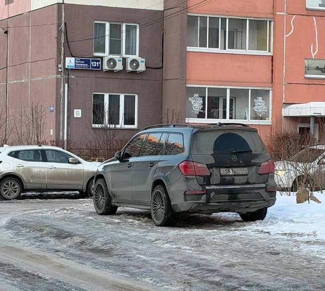 Заезжать на газоны и тротуары&nbsp;— его стиль | Источник: читатель 74.RU