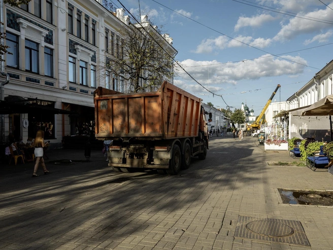 Временно Кирова стала проезжей частью. КАМАЗ не сигналит прохожим, а просто едет по своим делам | Источник: Александр Куренной / 76.RU