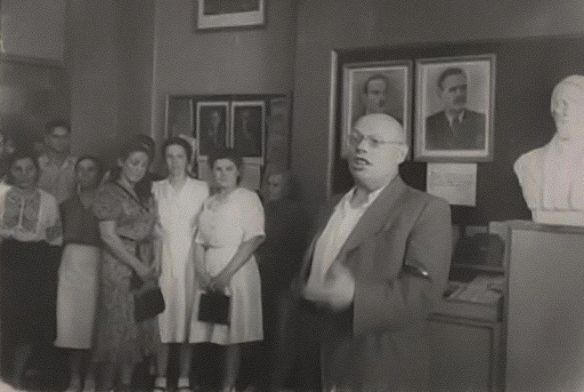 Еголина сложно назвать привлекательным мужчиной, однако ему удавалось собрать вокруг себя молоденьких девушек | Источник: Федеральное государственное бюджетное учреждение культуры «Государственный музей истории российской литературы имени В. И. Даля» / Goskatalog.ru