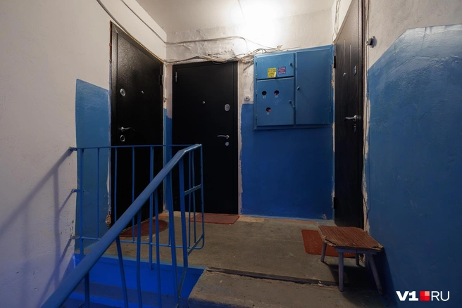 Попасть после покупки в квартиру молодой человек сумел лишь однажды — в сопровождении полиции и адвоката | Источник: Алексей Волхонский / V1.RU