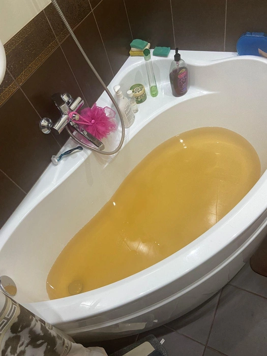 Такая вода летом идет из кранов в Академгородке | Источник: читательница НГС