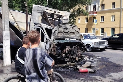 Грузовик сгорел у дома культуры в Волгограде