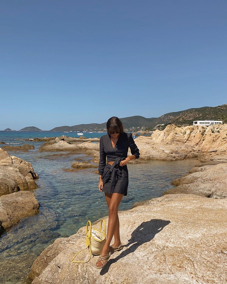 Черный тотал-лук для пляжа: женственный образ француженки Жюли Феррери