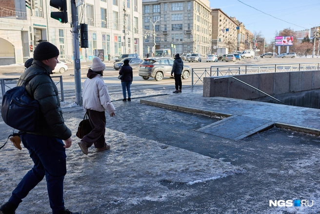 Гололед сковал тротуары как в центре, так и на окраинах. Редакции НГС поступают десятки жалоб на неубранные дорожки | Источник: Александр Ощепков / NGS.RU